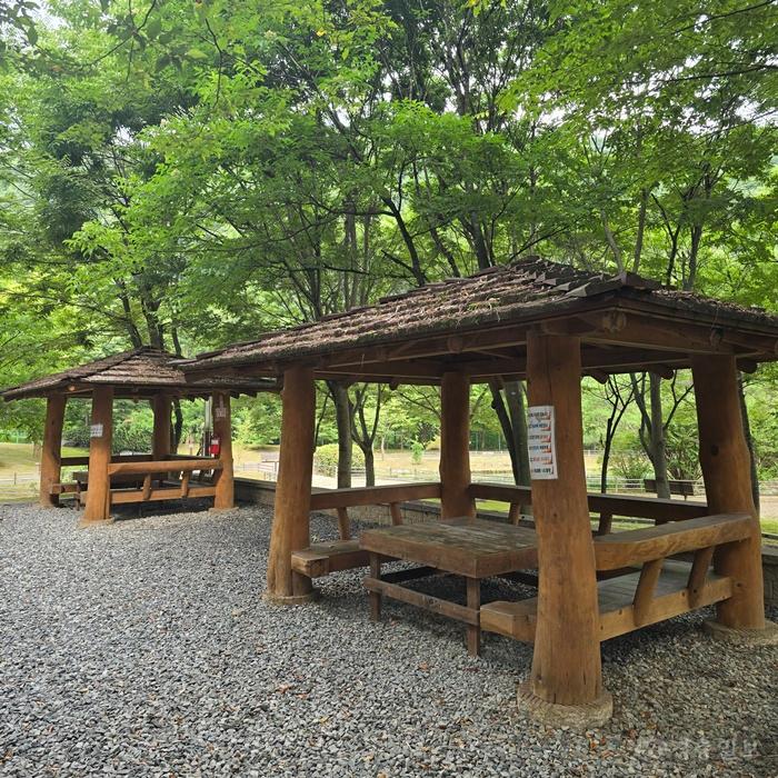 충주시 수안보 가족사랑생태공원, 친환경 힐링·교육 명소로 '우뚝'(바비큐장).jpg