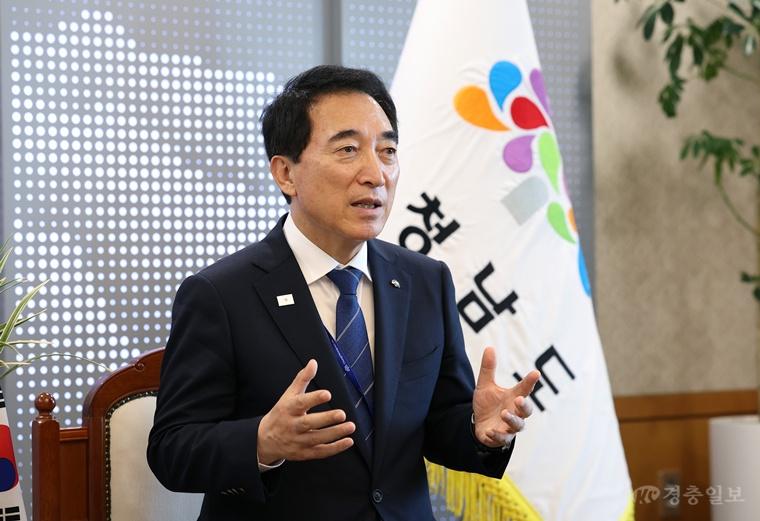 박수현 지사 인터뷰 사진 (1).JPG