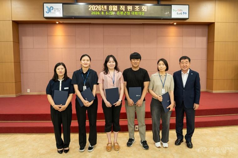 증평군 상반기 민원처리 우수 공무원 시상(왼쪽부터 이기영보건정책팀장, 신채연 주무관, 정지희 주무관, 조보성 주무관, 정나리 주무관, 이재영 군수).jpg