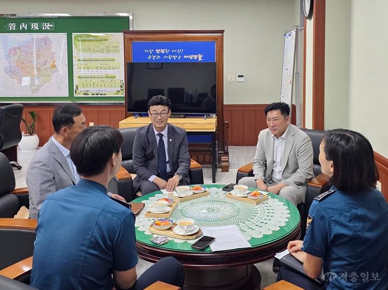 사진1_아산시의회 의장과 부의장이 아산경찰서를 방문해 간담회를 하고 있다.jpg
