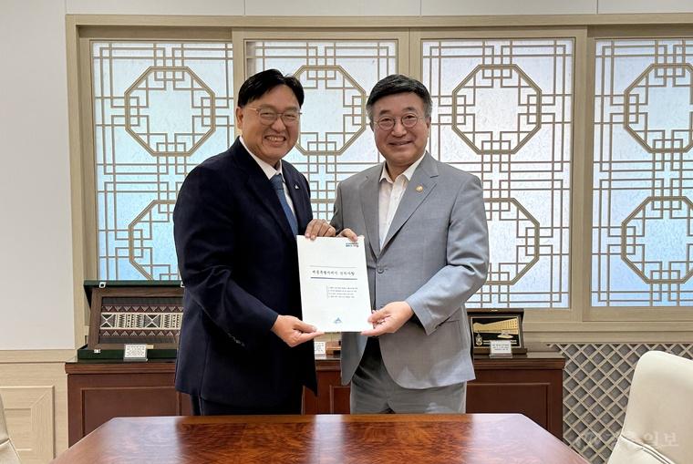 왼쪽부터 조상호 시장, 윤호중 행정안전부 장관(정책기획관).jpg