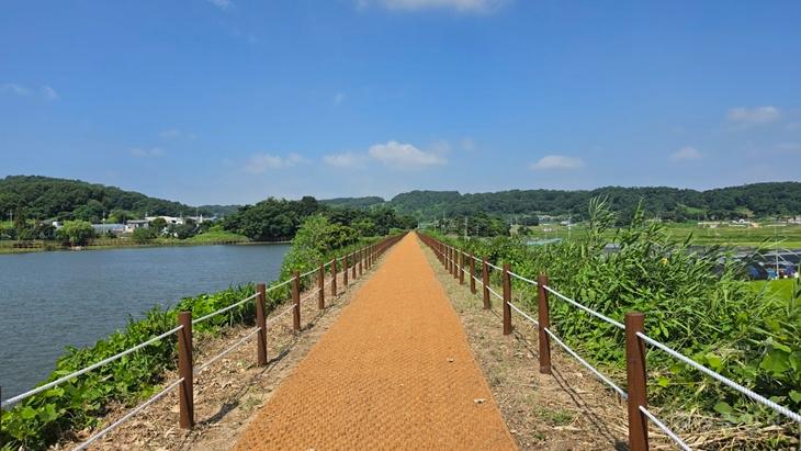 8. 물빛 따라 걷는 1.9km 길…아산 상성저수지 수변산책로 완성(2).jpg