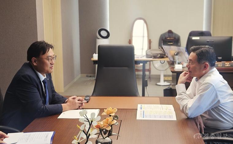왼쪽부터 조상호 시장, 조용범 기획예산처 차관(예산담당관)1.jpg