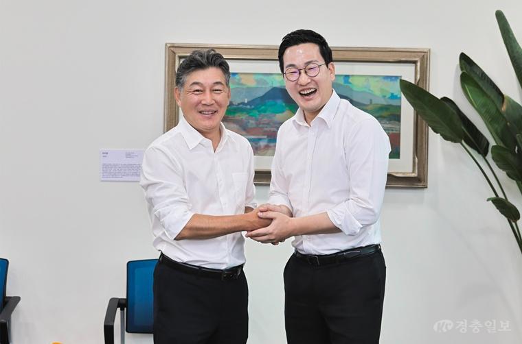 충주시, 서울시와 상생협력 방안 모색 (왼쪽 박찬구 서울특별시 정무부시장, 오른쪽 이동석 충주시장) (3).jpg