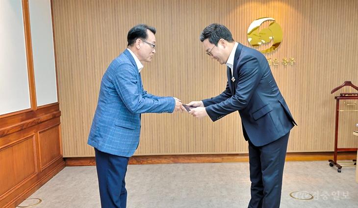 충주시, (재)충주문화관광재단 신임 이사장 임명(임명장 수여식 왼쪽 권혁중 전 문화체육관광부 부이사관, 오른쪽 이동석 충주시장).jpg