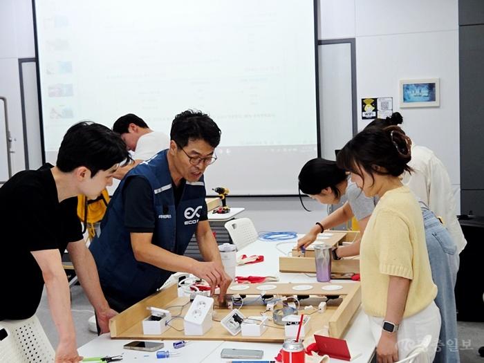 (260811) 세종청년센터, 지역특화 청년사업 ‘사이사이 공방’ 운영_사이사이 공방 실습 사진.jpg