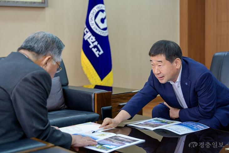 증평군)이재영 군수 청주대 총장 면담 1.jpg