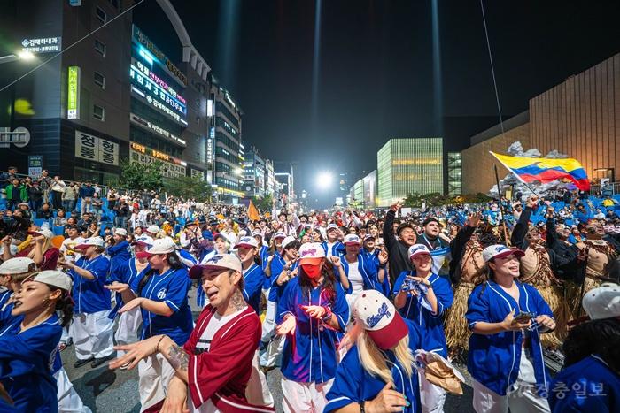관광과(천안흥타령춤축제 2025 거리퍼레이드) (1).jpg