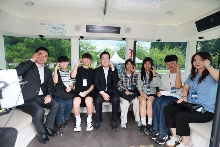 미래를 태우고 달리다’… 충주 탄금공원 자율주행 셔틀, 정식 운행 시동 (1).JPG