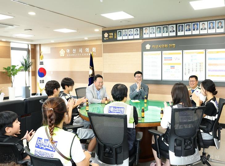 사진1_청소년봉사단 및 관계자들과 의장실에서 간담회를 진행하고 있다.JPG