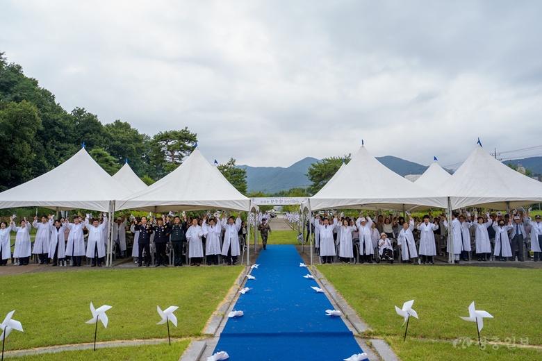 증평군 광복절 경축식(만세삼창).jpg