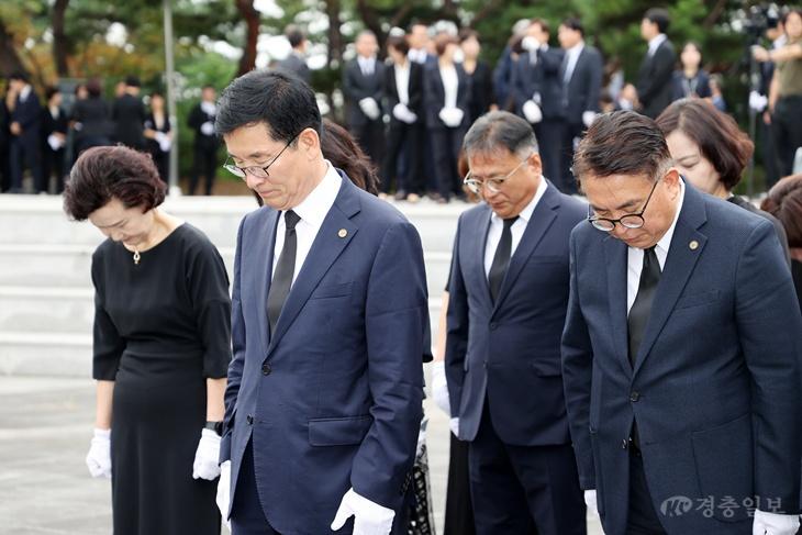 충북교육청, 제81주년 광복절 맞아 순국선열 참배(사진2).jpg