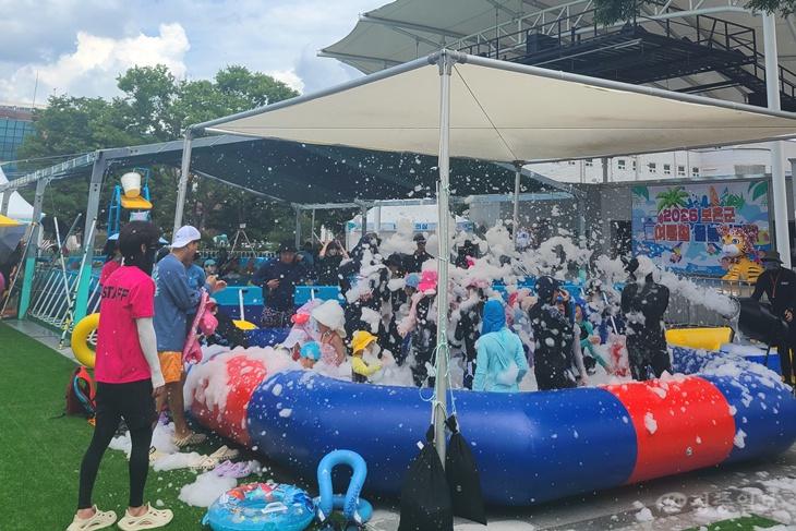 8.18.보은군 뱃들공원 물놀이장, 1만 5,000여 명 찾아 성황(1).jpg