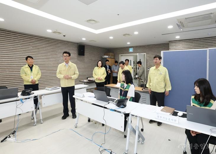 사진1_아산시의회 의장과 의장단이 2026년 을지훈련 상황실을 방문해 근무자를 격려하고 있다.JPG