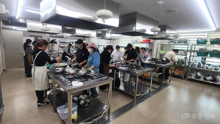 충주시,‘2026년 하반기 정규 평생학습 프로그램’ 본격 운영(파티쉐 달콤함을 만들다 (주간)).jpg