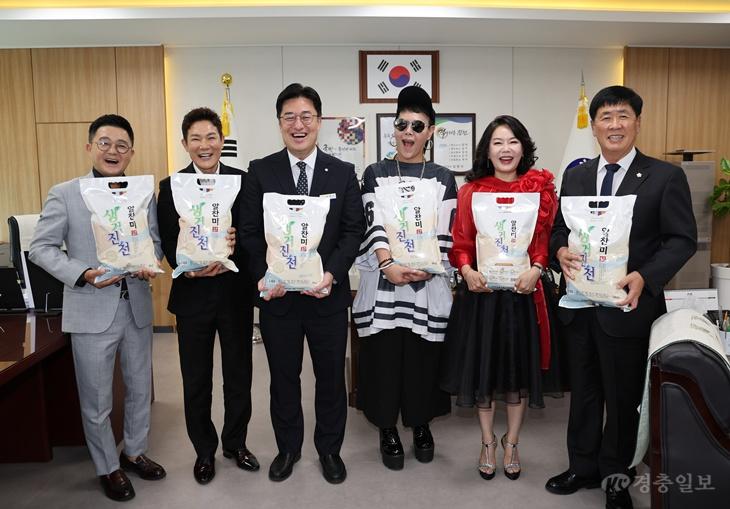 진천군 명예대사 위촉식 2(좌측부터 진시몬, 차오름, 김명식진천군수, 양혜승, 이정옥).JPG