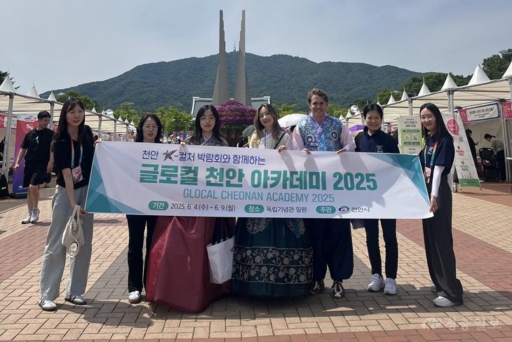 기업지원과(K컬처박람회에 해외 교루도시 공무원 초청-지난해 방문단 모습).jpeg