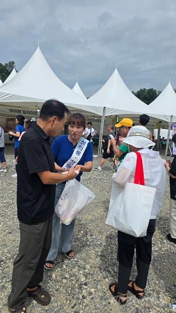 추가3. 영동포도축제서 성폭력·학교폭력 예방 및 양성평등 합동 캠페인 펼 (2).jpeg