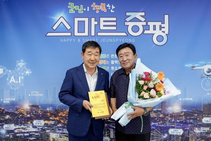 이재천 명장 축하패 전달 사진.jpg