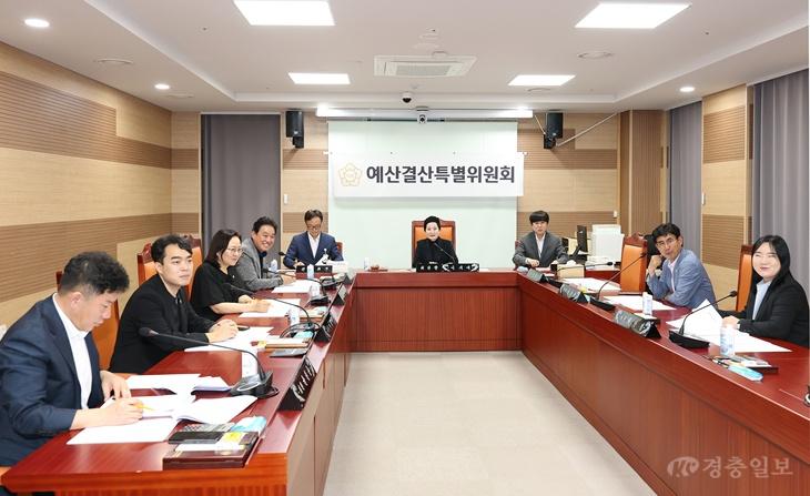 사진4_2025회계연도 아산시 결산 및 예비비 지출 승인의 건에 대하여 심사하고 있다.JPG