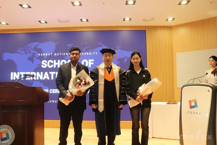국립한밭대학교 국제학부 입학식_신입생 대표 기념촬영.jpg