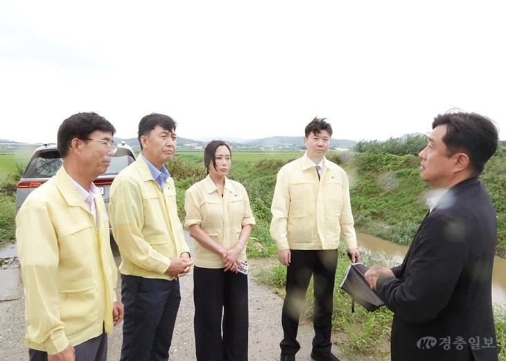 사진1_건설도시위원회 의원들이 행정사무감사 중 현장방문에 나섰다.jpg
