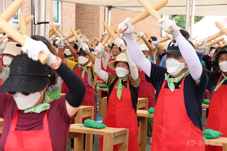 3일 괴산 고추축제 속풀이 고추난타 프로그램 참여자들이 쌓인 스트레스를 시원하게 풀고 있다 2.jpg