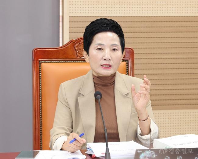 사진1_이기애 의원이 기획예산과 행정사무감사를 하고 있다.jpg