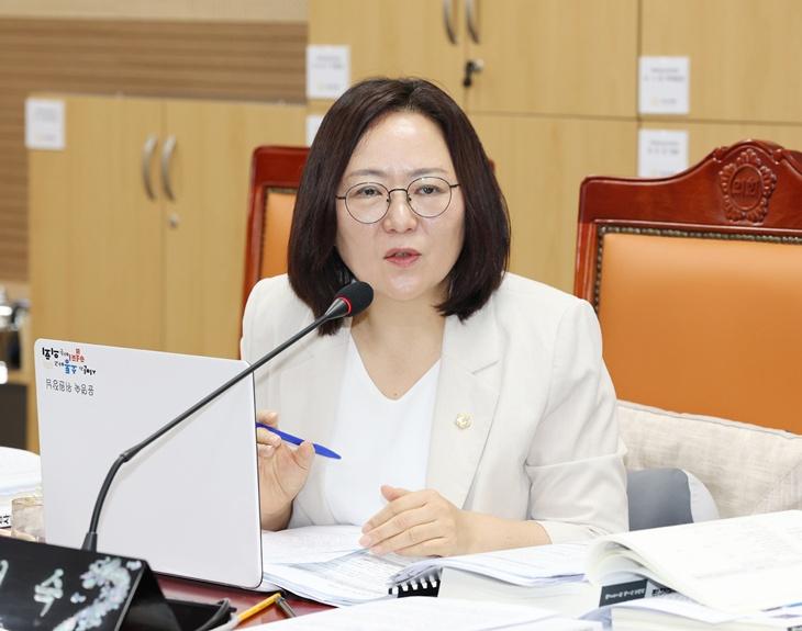 사진1_기획행정농업위원회 윤영숙 의원이 총무과 행정사무감사를 실시하고 있다.JPG