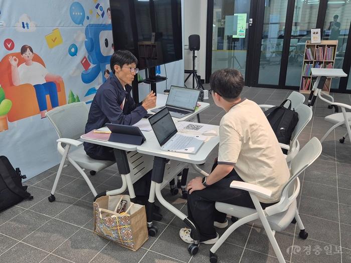 증평군)AI진로지원 보도자료사진( 진로상담 하는 심정섭작가.jpg