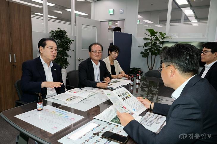 7일 송인헌 군수가 기획예산처를 찾아 정향우 사회예산심의관에게 군 현안사업 당위성을 피력하고 있다 3.jpg