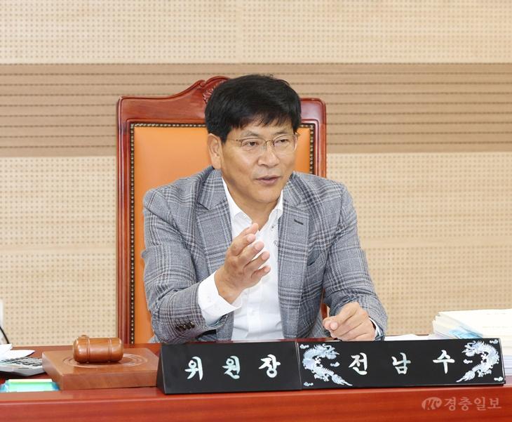 사진1_기획행정농업위원회 전남수 의원이 회계과 행정사무감사를 실시하고 있다.JPG