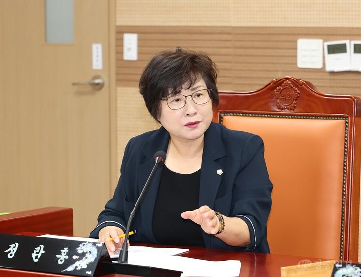 사진1_건설도시위원회 정란홍 의원이 행정사무감사를 실시하고 있다.JPG