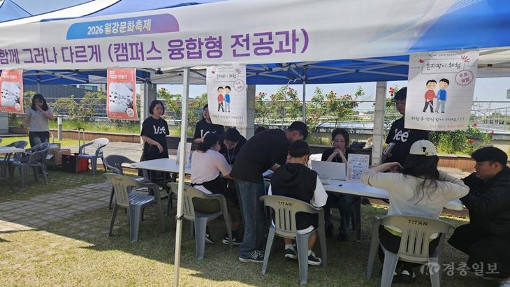 충북교육청, 전공과 교육으로 장애학생 취업 자립 기반 넓힌다.(사진1 흥덕고 전공과 - 대학 축제 부스 운영).jpg