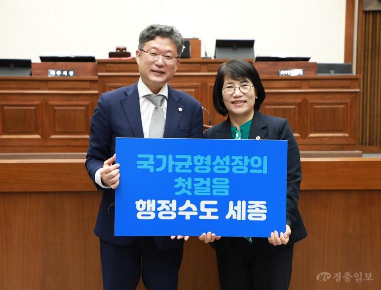 (260911)행정수도 완성 위해 전국 누볐다(왼쪽부터 세종시의회 안신일 의장, 울산시의회 이영해 의장).jpg