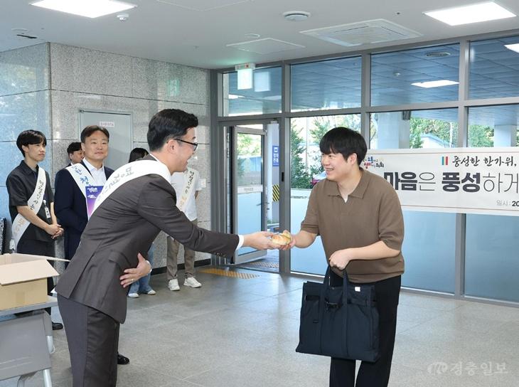 사진1_아산시의회가 의회동 1층에서 안정근 의장이 추석 명절 청렴 캠페인을 실시하고 있다.JPG