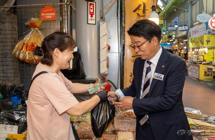 1. “우리 손으로 지역경제 살려요” 대전 대덕구, 추석맞이 장보기 행사(1).jpg