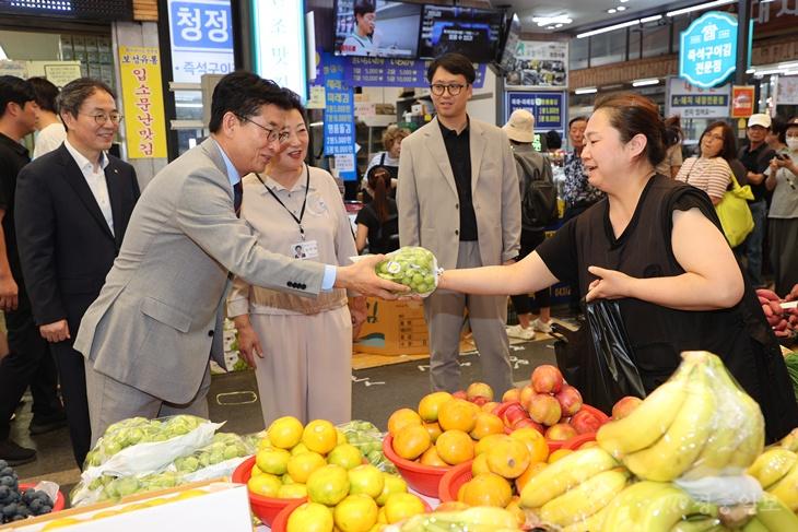 충북교육청, 추석 앞두고 전통시장 장보기 행사 실시(사진1).jpg