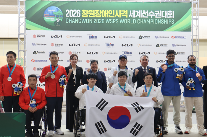가운데_휠체어_왼쪽부터_박철__조정두__김정남_선수(체육진흥과).png
