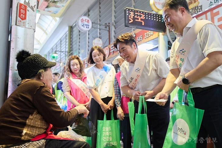 1. “추석 장바구니에 지역경제를 담다”…아산시, 전통시장 장보기 행사(1).jpg