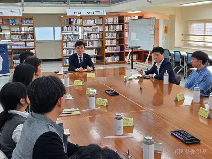 윤건영 교육감, 매괴여중 교육공동체와 학교의 내일 논의(사진1).jpg