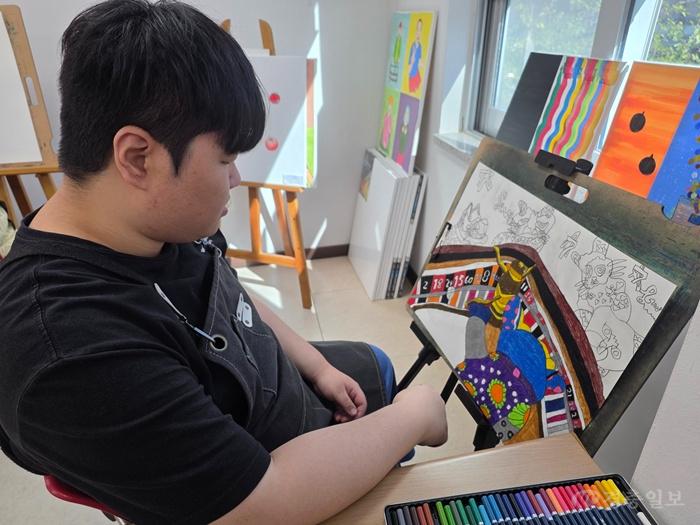 ‘충북형 권리중심일자리 지원사업’ 참여자, 그림공모전 수상 영예 사진(유승민씨 작품 활동 사진).jpg