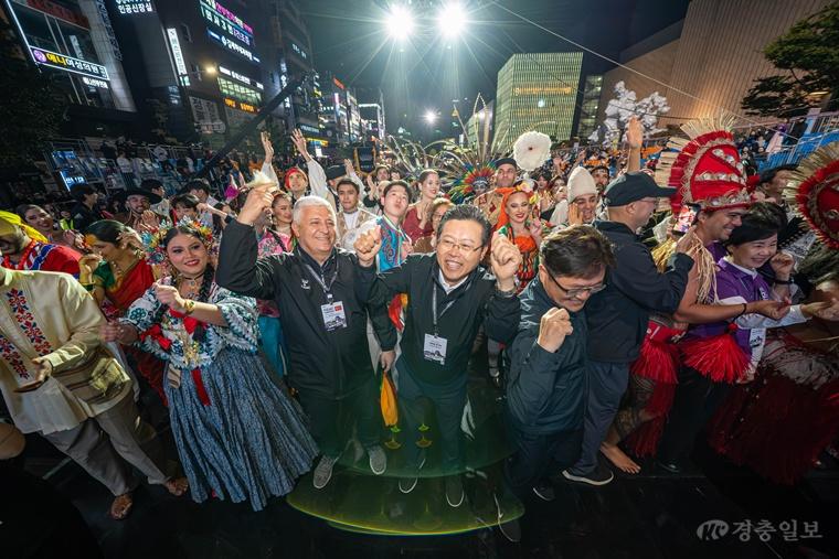 천안흥타령춤축제 2026 거리퍼레이드 사진 4차 (15).jpg