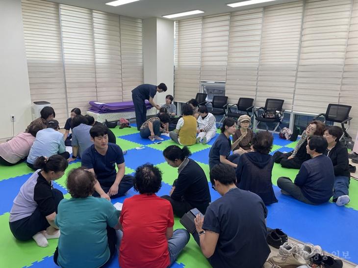 사진 2. 선문대 물리치료학과가 지역 어르신을 위한 건강관리 프로그램을 운영했다.jpg