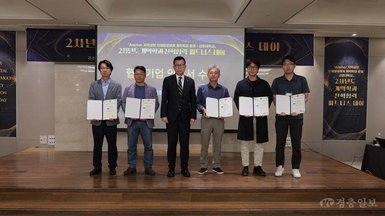 사진 3. 수료증 기념 사진.jpg