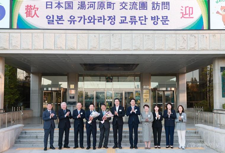 충주시, 자매도시 일본 유가와라정 교류단 방문… 30여 년 우정 빛내다(왼쪽 다섯번째 일본 유가와라정의 나이토 요시후미 정장, 여섯번째 이동석 충주시장).jpg