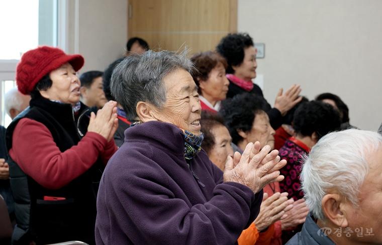 지난 1월 준공된 수리2구 경로당 준공식에서 기뻐하는 어르신들 모습.jpg