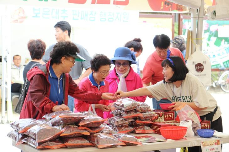 10.14.보은군, 대추축제 농특산물 구매하면 전통시장 상품권으로 돌려준다(1).JPG