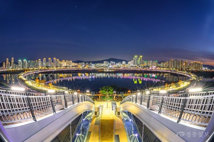금강보행교_야간전경(건축과).jpg