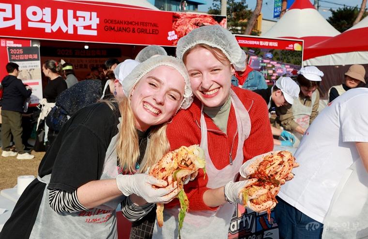 사진(2025괴산김장축제 외국인김장담그기 사진).jpg